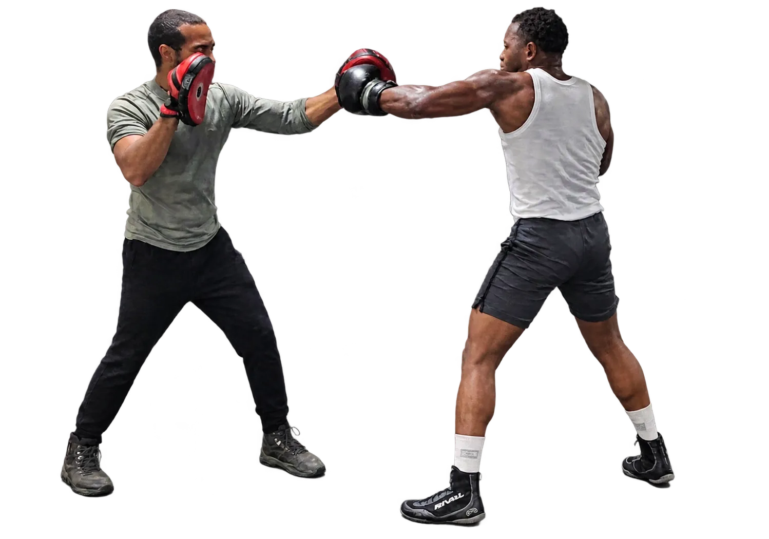 Coach de boxe et athlète travaillant avec des pattes d’ours